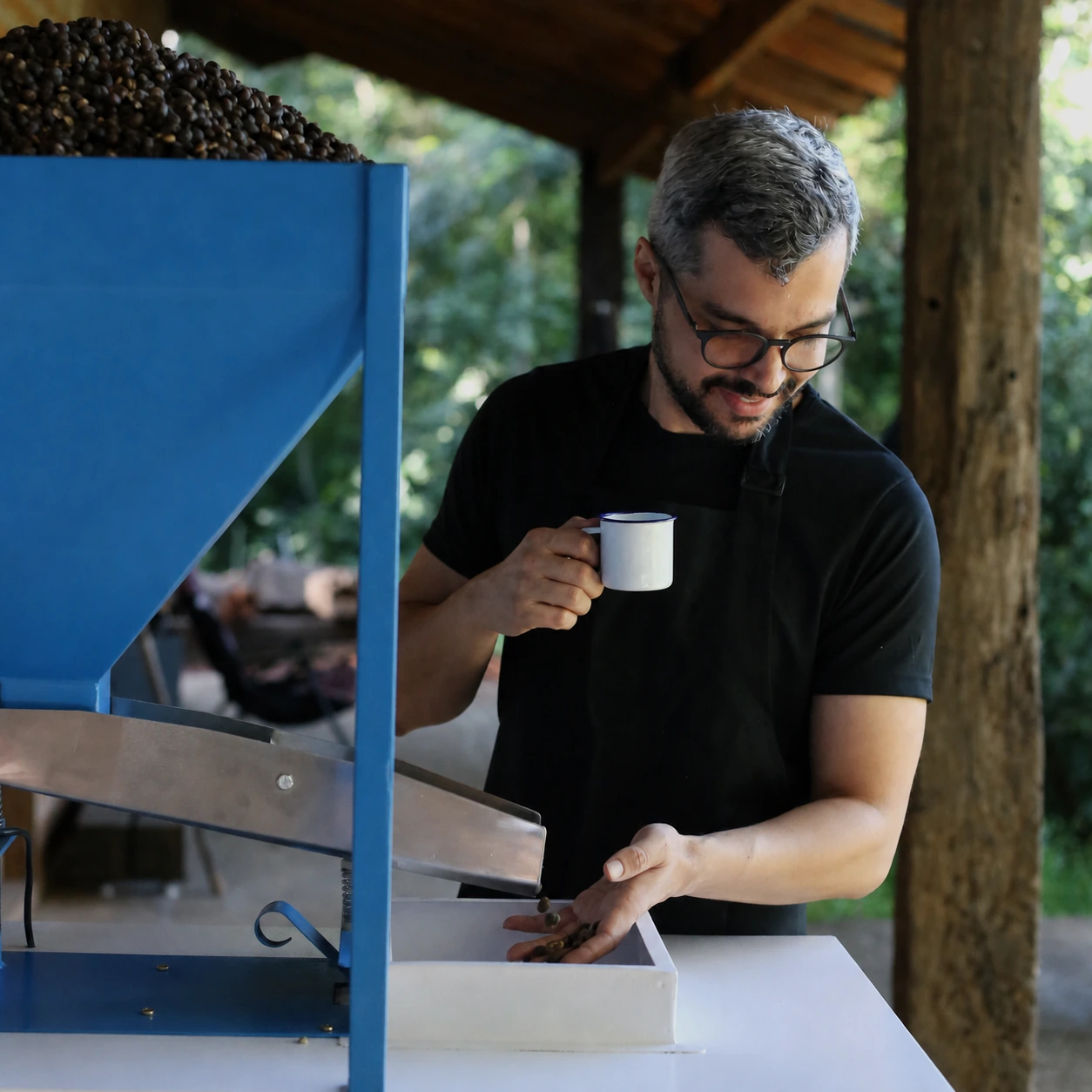 Bruno trabalhando na torrefação da Fazenda Ezor